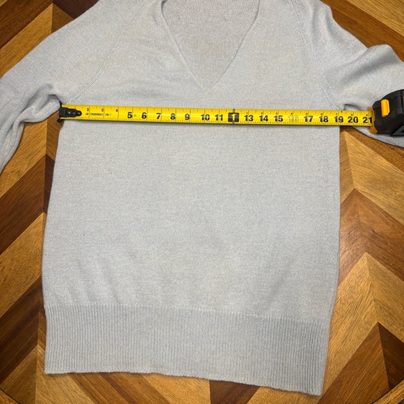 Vince Women's Light Blue V-Neck Sweater cashmere wool blend small flaw - Picture 5 of 8